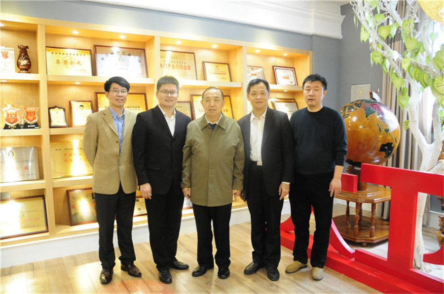 國(guó)家人社部原副部長(zhǎng)楊志明（左三）一行蒞臨大衛(wèi)參觀指導(dǎo)，大衛(wèi)董事長(zhǎng)蔣衛(wèi)（左二）.jpg